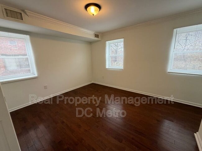 Building Photo - 405 Valley Ave SE