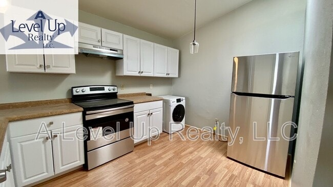 Building Photo - 419 E Thoroughbred St