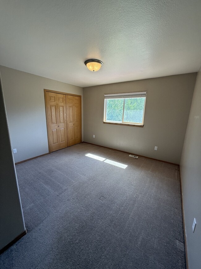 Building Photo - 335 N Roy Cir
