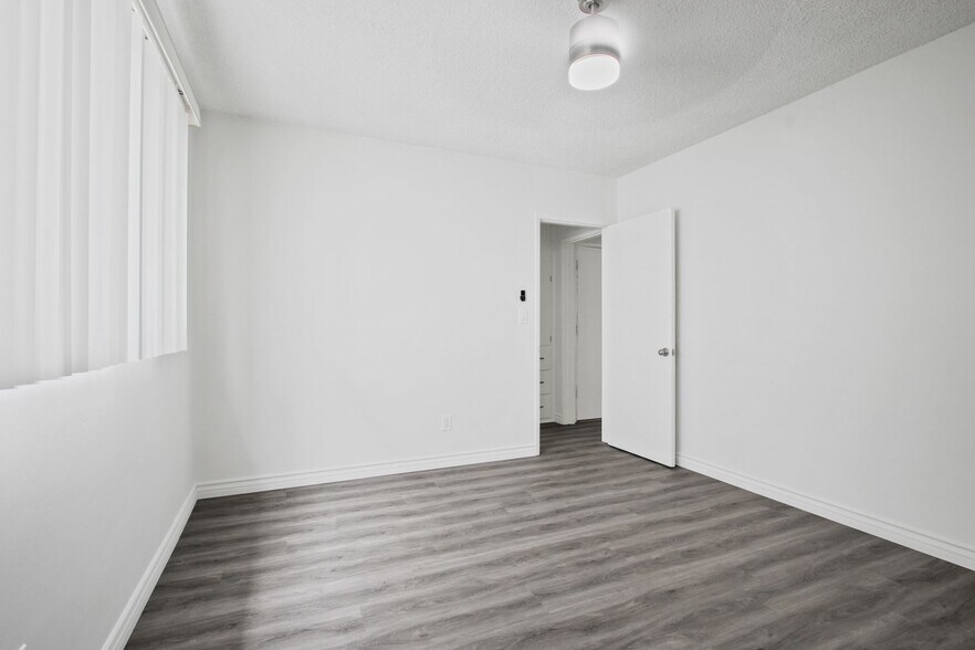 Building Photo - 402 Montana Ave