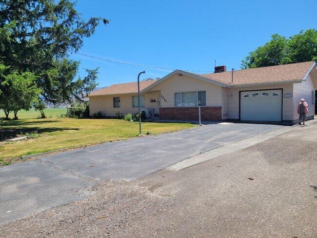 Primary Photo - Large 3 Bedroom, 2 Bath Home