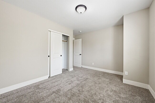 Building Photo - 3 Bed, 2.5 Bath Townhome Centrally Located– Bend, OR