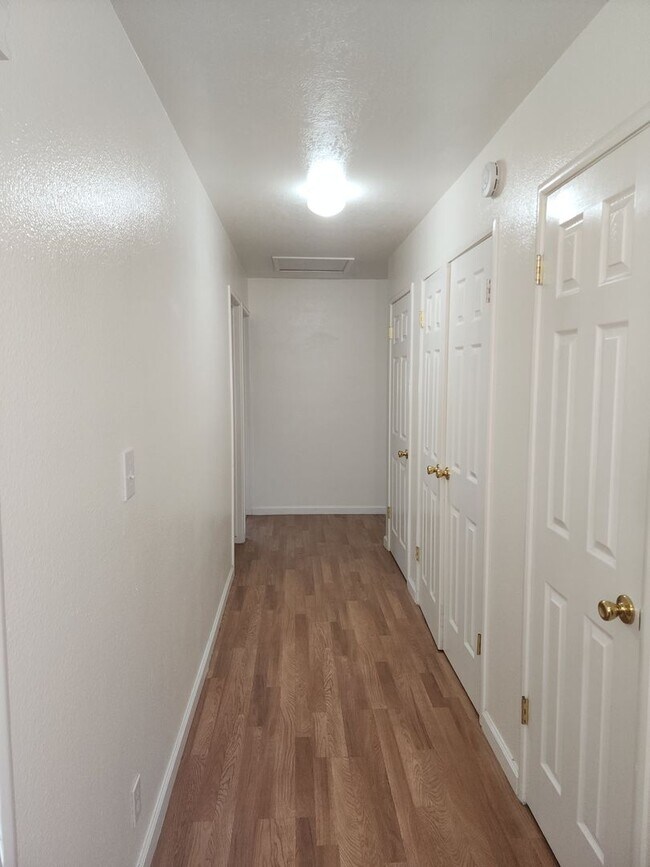 Building Photo - 3 Bedroom 2 Bathroom in court Near Somerse...