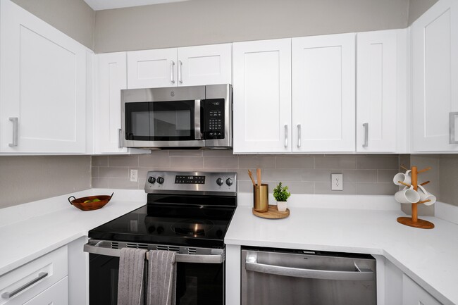 Fully-Renovated Kitchen with Stainless Steel Appliances - The Retreat At Altamonte Springs