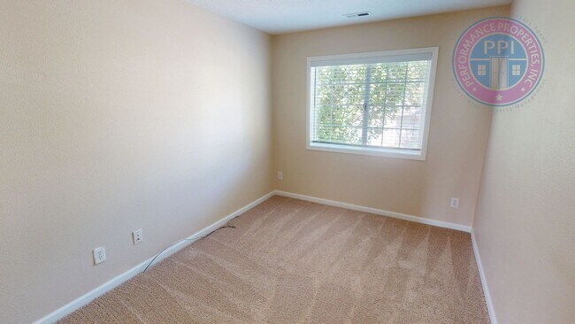 Building Photo - Bethany - Desirable Kaiser Woods / Beautif...