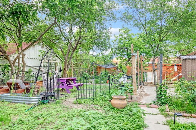 Building Photo - "Charming 3-Bed, 2-Bath Oasis on West Mistletoe Avenue – Spacious 1140 Sq Ft in San Antonio!"