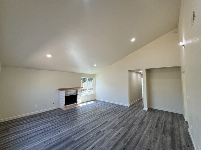 Building Photo - 916 Avenida Ysidora