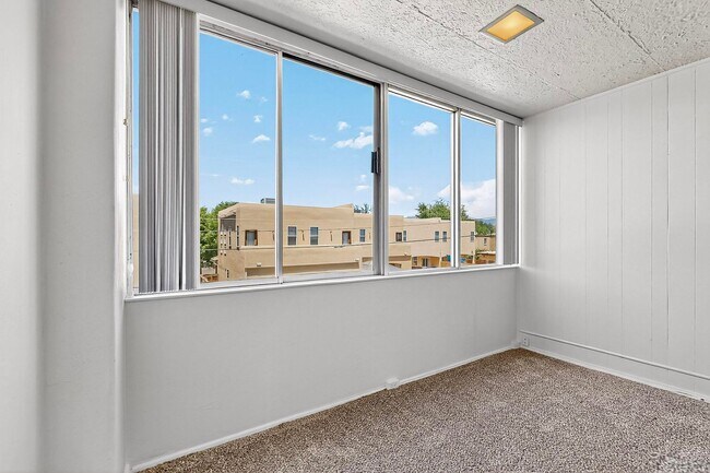 Building Photo - Art Deco Condo 1/BD 1/BA 1/CP space