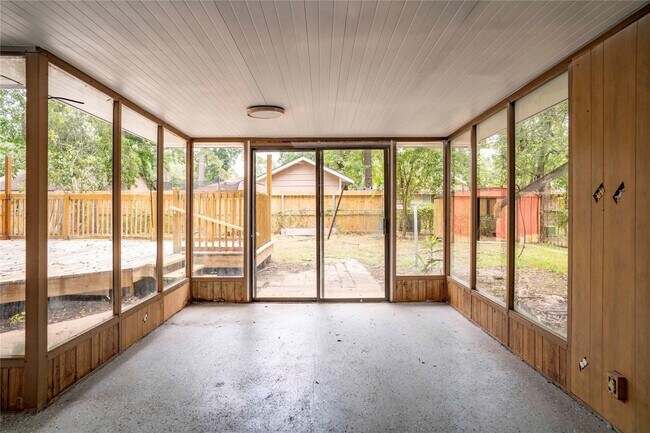 Building Photo - 9214 Woodland Oaks Dr