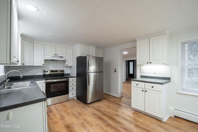 Building Photo - 37 Undine St