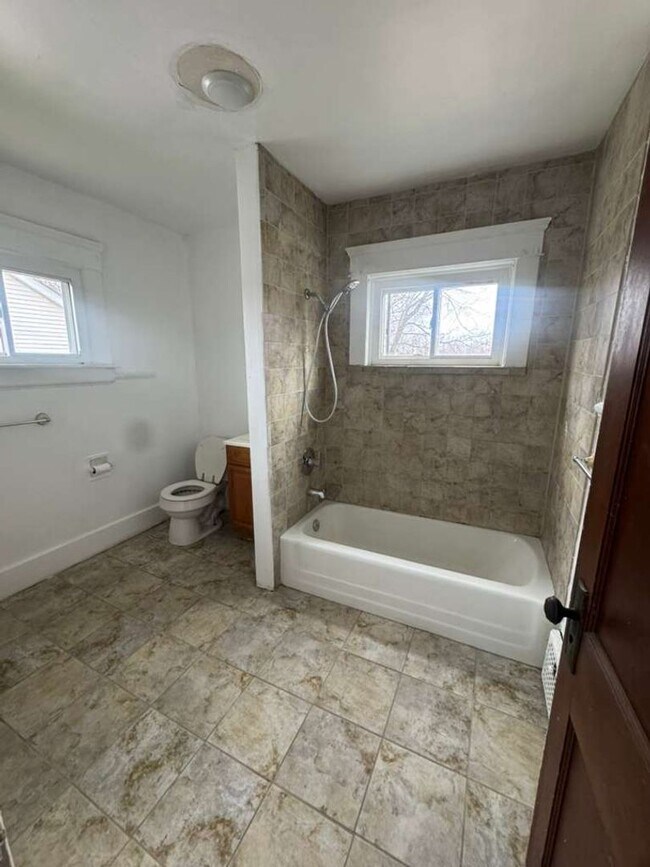 Building Photo - 4 bed 1 bath house