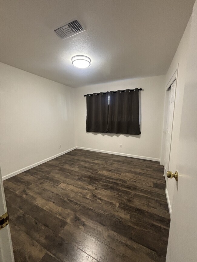 Building Photo - Modesto 3 Bedroom 2 Bathroom Home