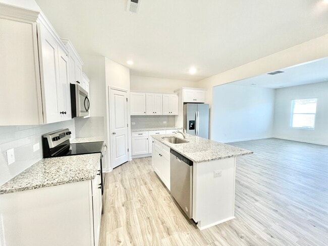 Building Photo - Three bedroom 2 1/2 bath townhome availabl...
