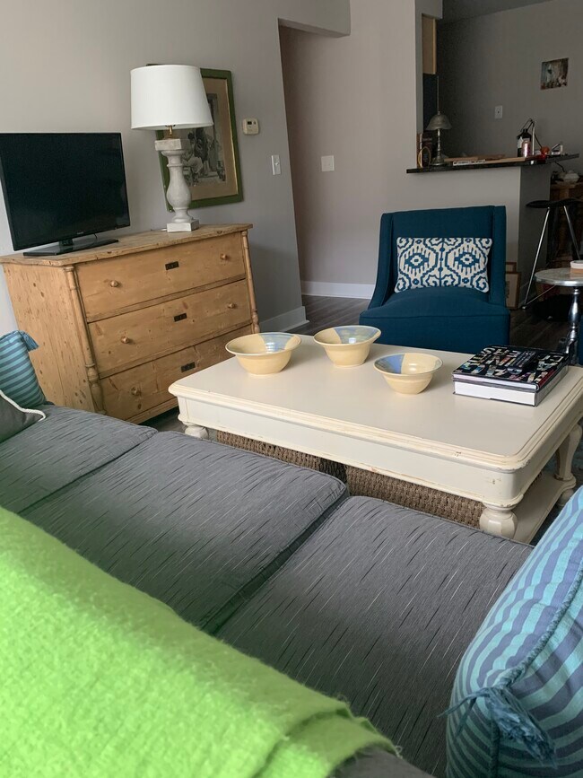 Building Photo - 2121 N Cambridge Ave