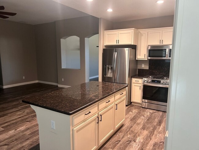 Building Photo - Beautiful 4 bed 2 bath