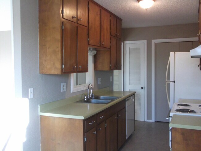 Building Photo - 205 Moon River St