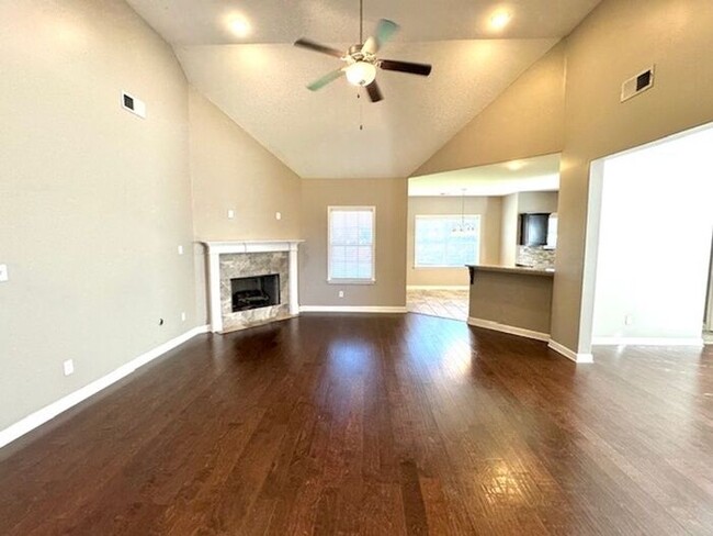 Building Photo - Now Leasing a 4-bedroom 3 bath home in Oli...