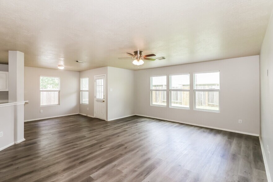 Building Photo - 19710 Rocky Shores Dr