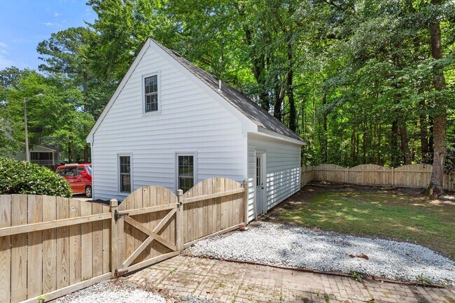 Building Photo - 5BR/3BA with Fresh Paint and New Carpet in...