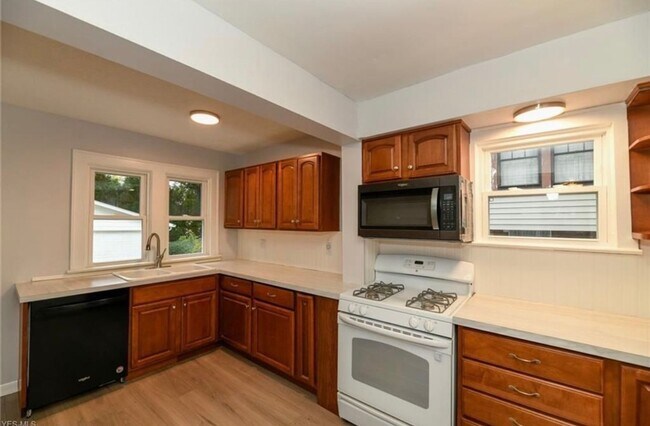 Building Photo - Beautiful home for lease