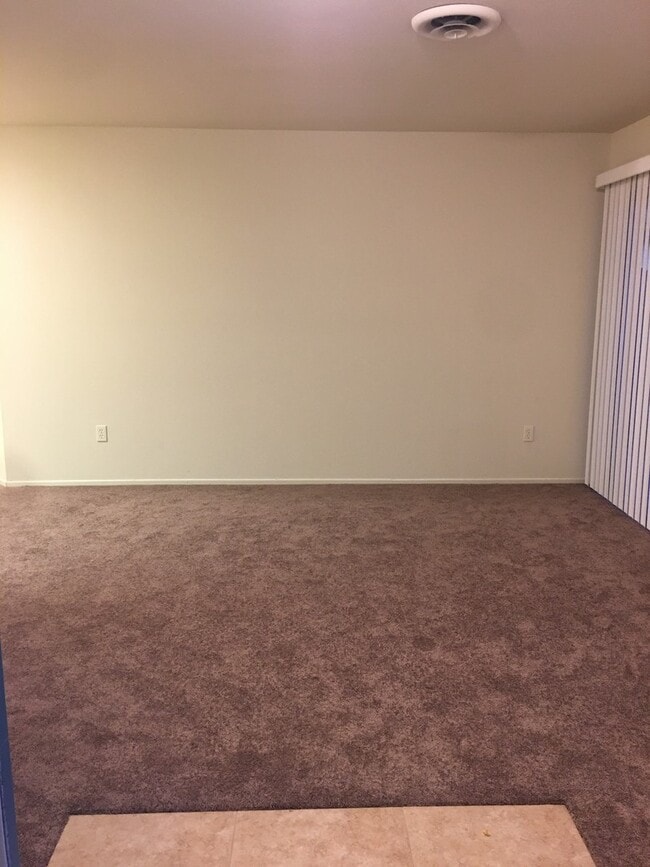 Building Photo - 3 Bedroom 2 Bath Duplex for Rent!