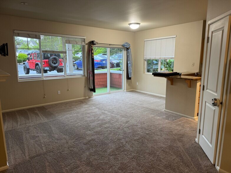Living - 501 225th Ln NE
