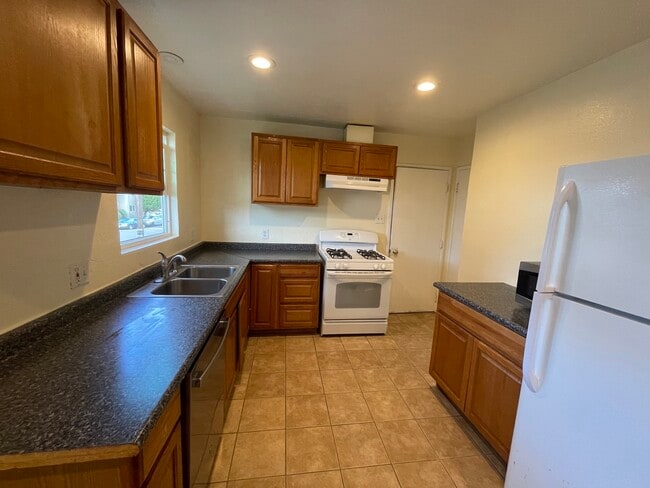 Building Photo - 1939 Hill Ave