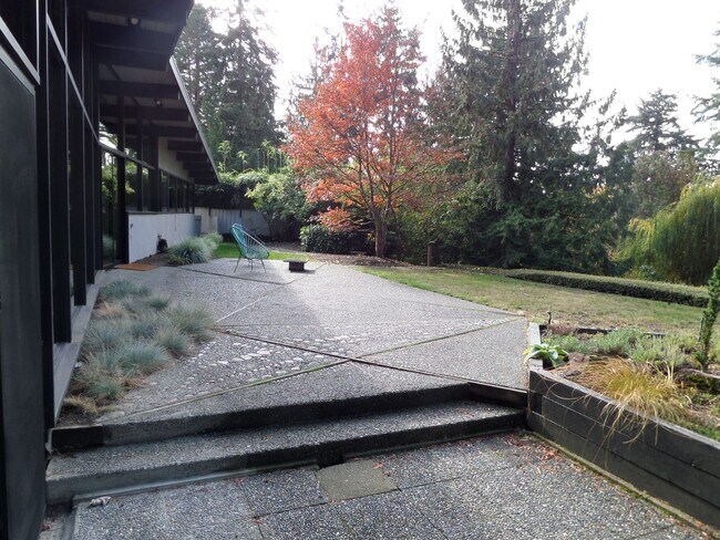 Building Photo - Incredible 3-Bedroom Mid-Century Stunner on Mercer Island! Huge Yard and Central A/C!!