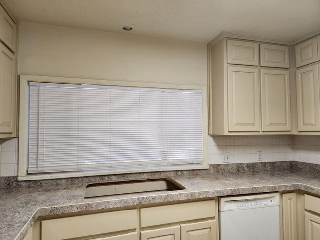 Building Photo - 205 El Paso Dr