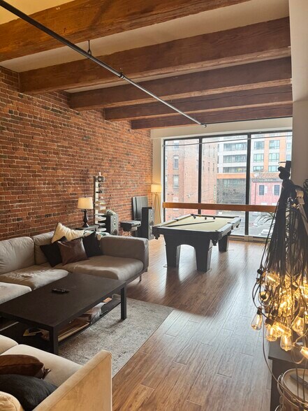 Building Photo - 262 Friend St