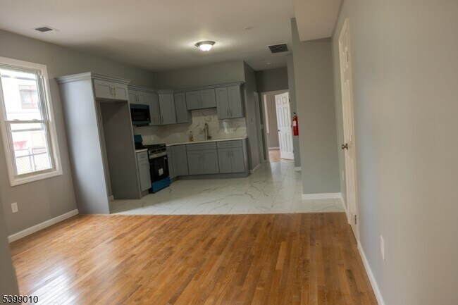 Building Photo - 59 Campfield St