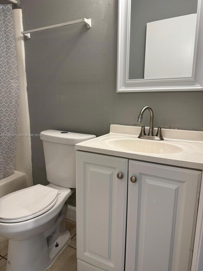 Building Photo - 617 Ixoria Ave