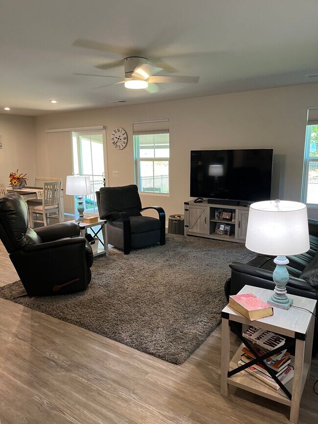 Building Photo - 3 bed 2 bath rental in Village Oaks Subdivision close proximity to Lake Monticello