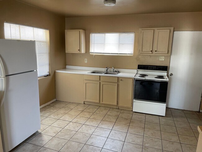 Building Photo - 1406 S Espina St