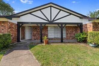 Building Photo - Charming 3-Bedroom, 3-Bathroom Home with S...
