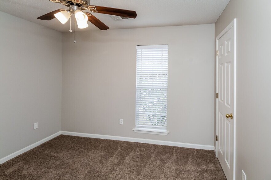 Building Photo - 1741 Madison Cove E