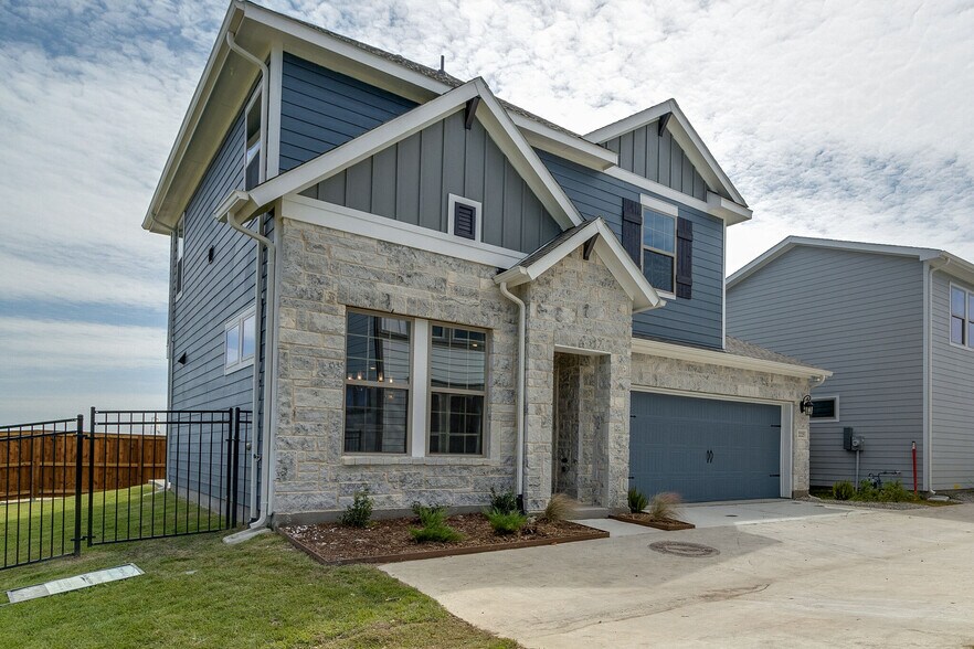 Building Photo - 2225 Offerande Dr