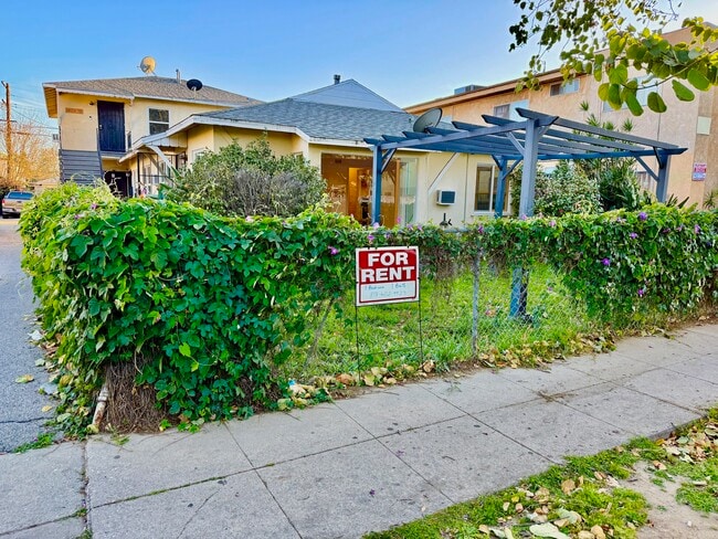 Building Photo - 14122 Delano St