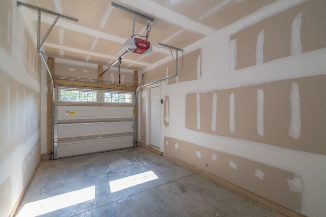 Building Photo - Freshly Renovated 4-Bedroom Home with Mode...