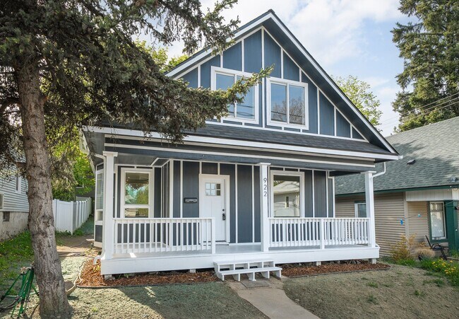 Building Photo - New Updated 3 Bed 2 Bath Lower South Hill Home!
