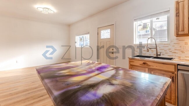 Building Photo - 307 E Thorn St