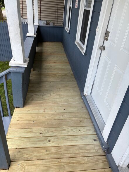 Building Photo - 233 Lakeview Ave