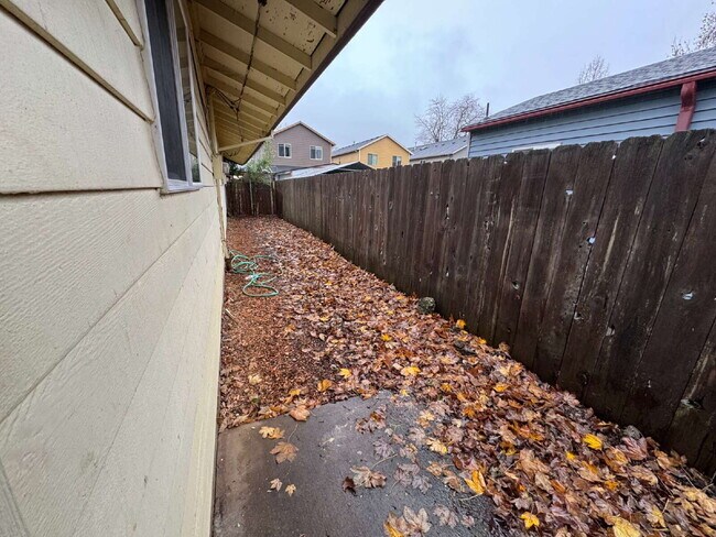 Building Photo - This 2 bed, 1 bath duplex unit offers convenient access to Berrydale and Harrison Parks and withi...