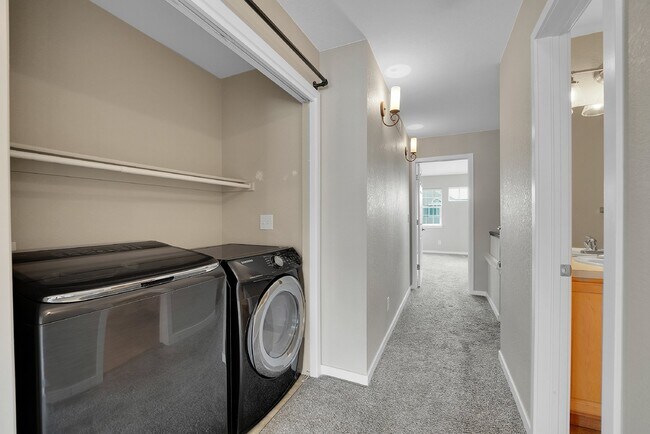 Building Photo - $3,125 - 3Bed/ 3.5 Bath Townhome with Finished Basement and Fireplace in Broomfield!