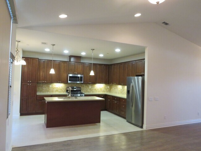 Building Photo - 305 Hampton Dr