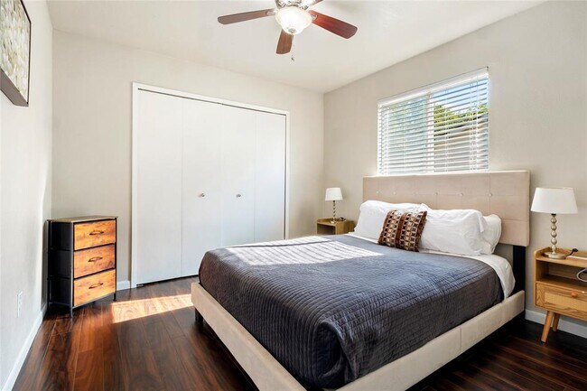 Building Photo - 7203 Barnsdale Way