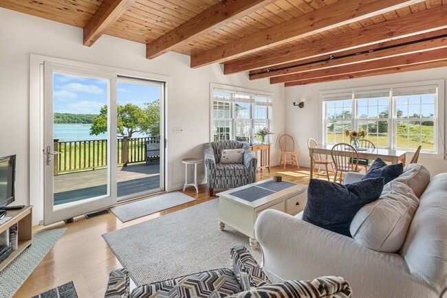 Building Photo - 594 River Rd