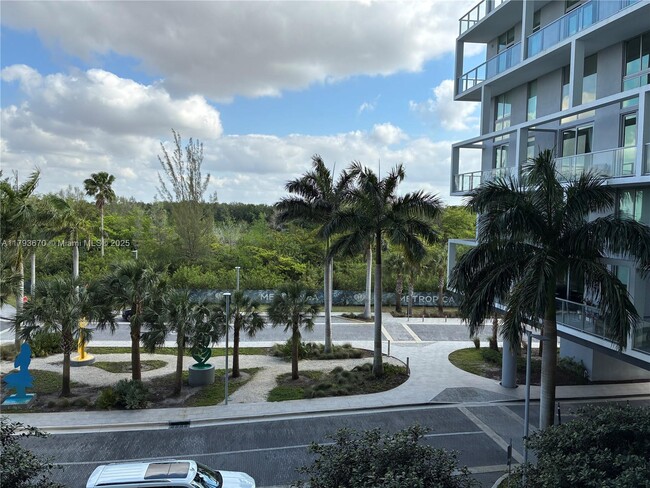 Primary Photo - 2000 Metropica Wy