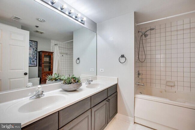 Building Photo - 1050 N Taylor St