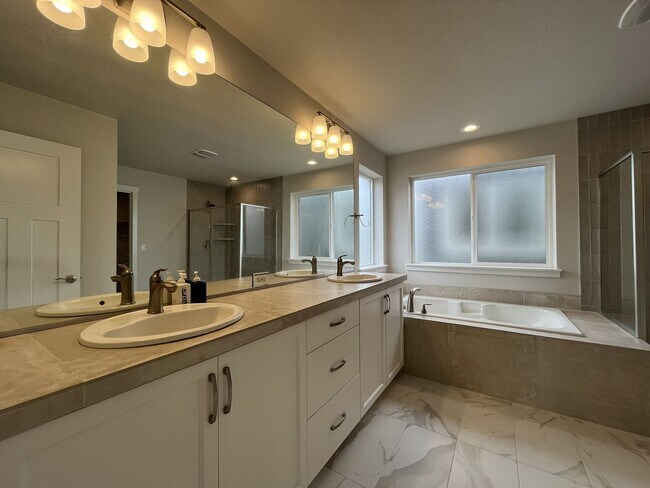 Building Photo - Stunning 2024 Built 5BR Home with Main-Level Suite, EV Charger & Covered Patio Near River Terrace